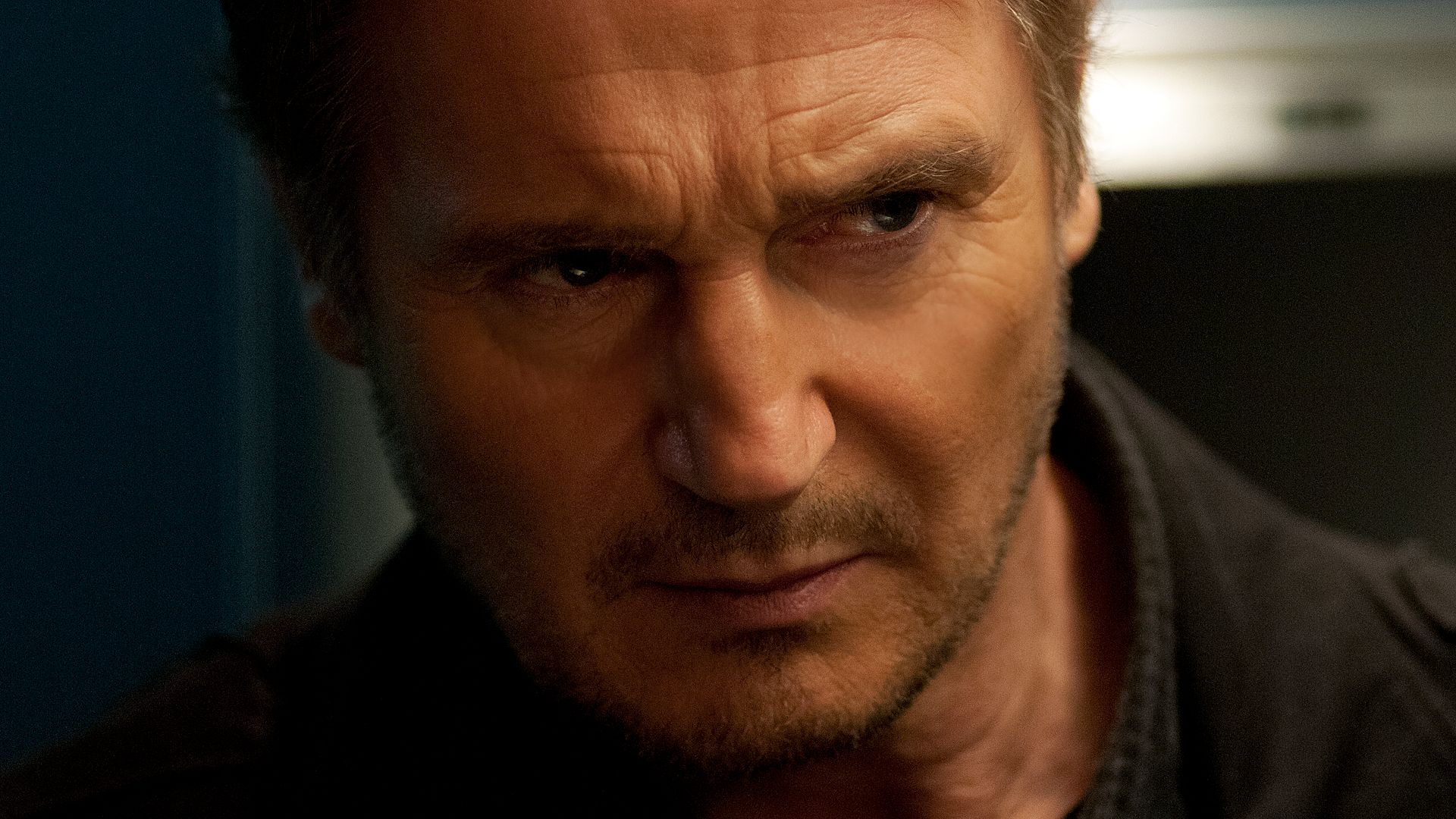 Non-Stop (Liam Neeson, Julianne Moore), A Threat Onboard a Flight